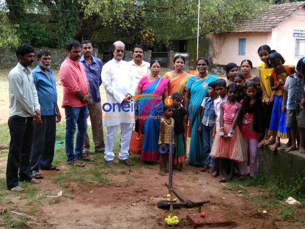 Kadri Gopalanath with school children Kadri Gopalanath with school children