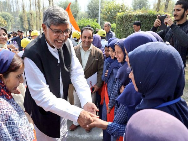 Satyarthi with Kashmiri children