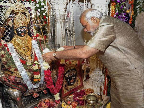 Gujarat Chief Minister Narendra Modi offers prayers at the historic Bhadra Kali Mataji Temple in Ahmedabad Gujarat Chief Minister Narendra Modi offers prayers at the historic Bhadra Kali Mataji Temple in Ahmedabad