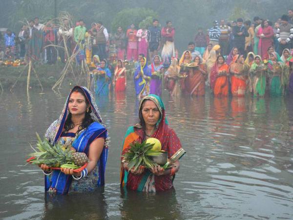 Women worship the Sun God