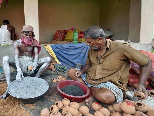 Workers are busy as the festive season is approaching Workers are busy as the festive season is approaching