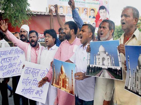 Congress party workers protest