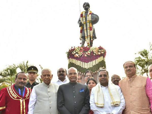 President pays homage to Kempe Gowda statue President pays homage to Kempe Gowda statue