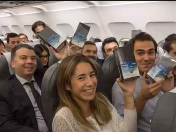Safe as chocolate, Samsung hands out Galaxy Note 8 to 200 passengers free of cost Safe as chocolate, Samsung hands out Galaxy Note 8 to 200 passengers free of cost