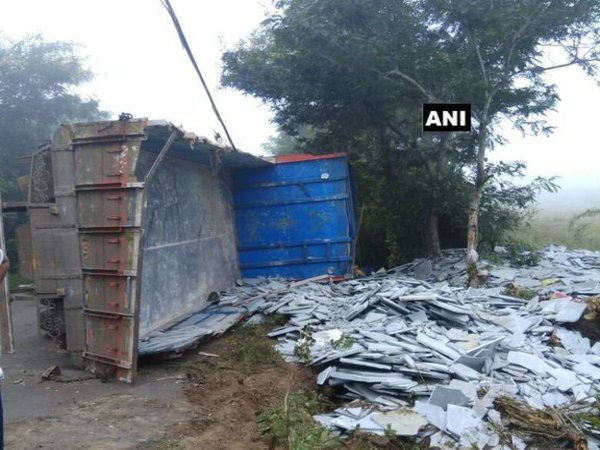 Maharashtra: 10 die as truck topples in Sangli. Courtesy: ANI news Maharashtra: 10 die as truck topples in Sangli. Courtesy: ANI news