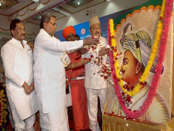 Karnataka CM Siddaramaiah's floral tribute to Tipu Sultan