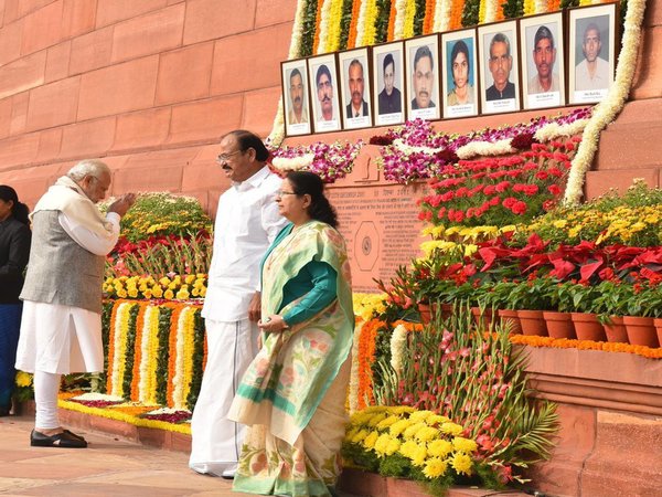 PM Narendra Modi offers tribute