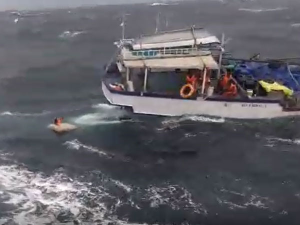 Cyclone Ockhi: Dramatic visuals of Coastguard rescuing 13 fishermen in Mangaluru