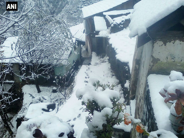 Kashmir cut off due to snowfall, air traffic affected Kashmir cut off due to snowfall, air traffic affected