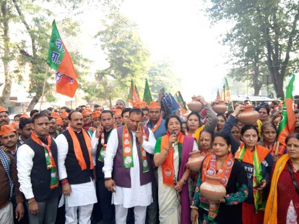 East Delhi Mayor protests against Kejriwal for hike in water cost East Delhi Mayor protests against Kejriwal for hike in water cost