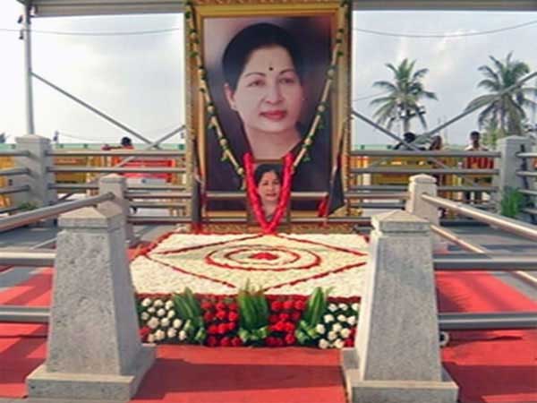 Jayalalithaa waved and said thanks: AIIMS doctors Jayalalithaa waved and said thanks: AIIMS doctors