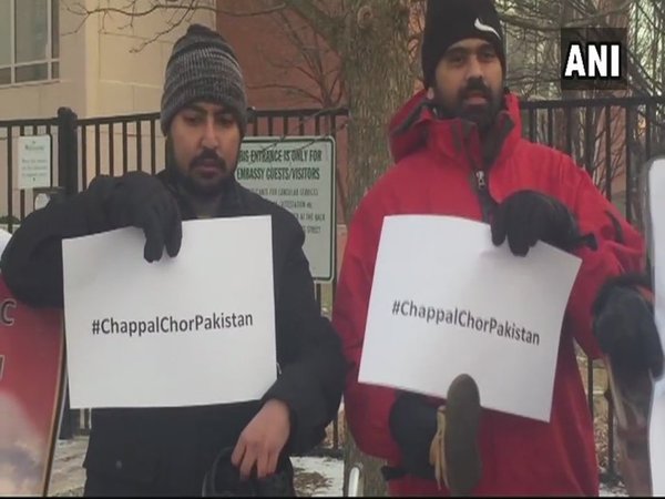 #ChappalChorPakistan on placards