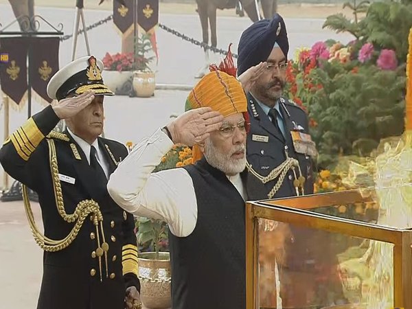 PM Modi at Amar Jawan Jyoti, India Gate