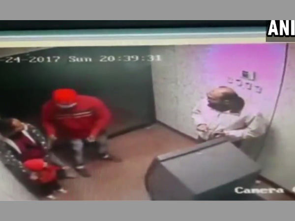 Masked man points gun at child in Indore Masked man points gun at child in Indore