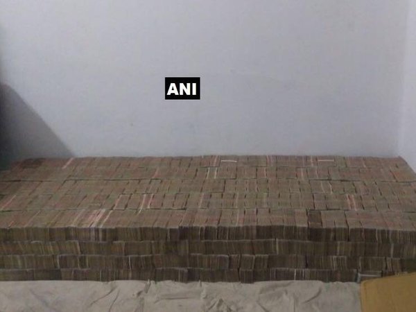 UP police busts biggest haul of old notes in Kanpur UP police busts biggest haul of old notes in Kanpur
