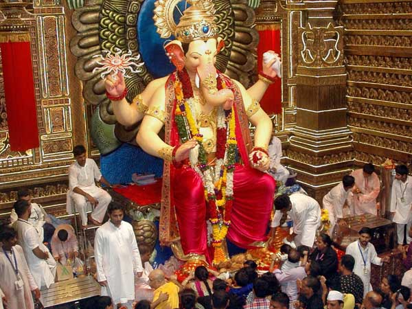 What devotees do on this day?