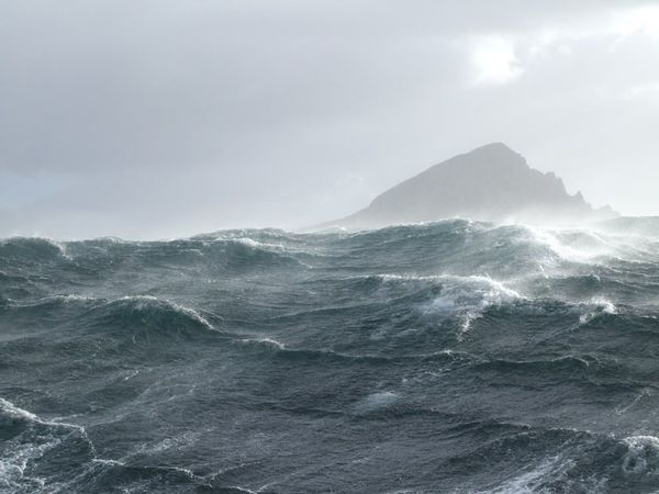 Giant waves captured in camera near Cape of Horn