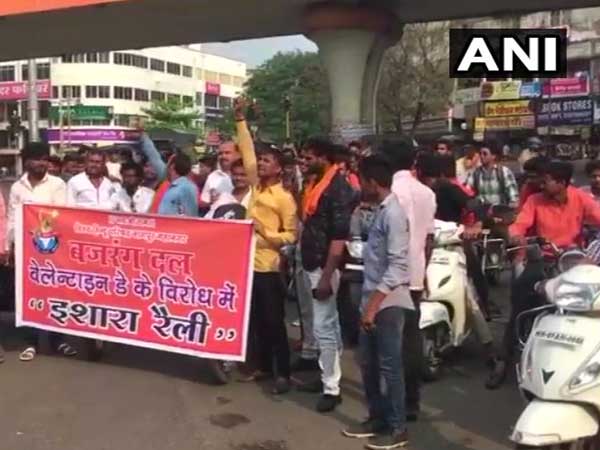Valentine's Day: Bajrang Dal protests, Jignesh Mevani tweets video of Priya Prakash Valentine's Day: Bajrang Dal protests, Jignesh Mevani tweets video of Priya Prakash