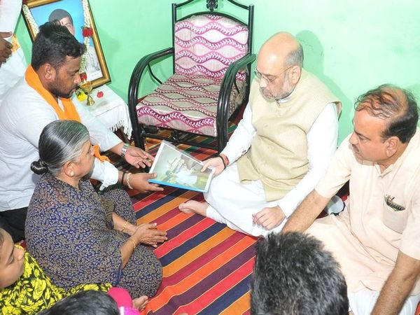 Amit Shah at Hindu activist Rajus home in Mysuru. Amit Shah at Hindu activist Rajus home in Mysuru.