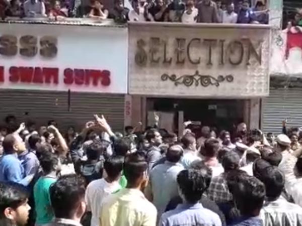 Sealing in Delhi's Lajpath Nagar, Police resorts to lathicharge Sealing in Delhi's Lajpath Nagar, Police resorts to lathicharge