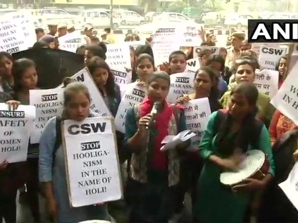 Students and teachers of Jesus and Mary College protest outside Delhi police HQ. Courtesy: ANI news Students and teachers of Jesus and Mary College protest outside Delhi police HQ. Courtesy: ANI news