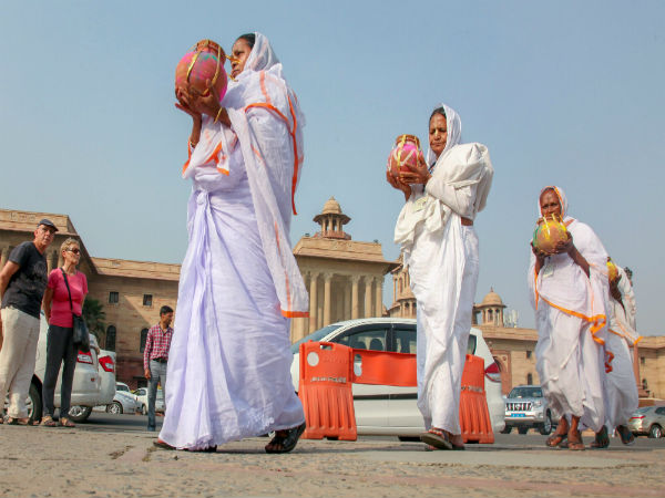 Vrindavan widows to gift Gulaal-filled pots to Modi