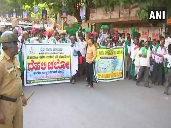 Over 400 farmers leave for Delhi to protest over Mahadayi water dispute Over 400 farmers leave for Delhi to protest over Mahadayi water dispute