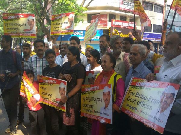 Swaraj India President Yogendra Yadav, environmental and anti-corruption activist SR Hiremath and Kannada writer Devanuru Mahadeva flagged off Ravikrishna Reddys one note, one vote campaign in Jayanagar 4th block.