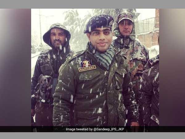 J&K: IPS officer wins hearts, coaches poor students for free in spare time