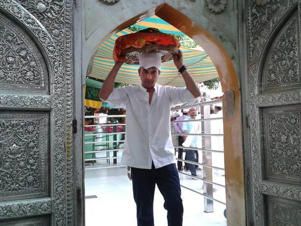 Khanna fasts for one day during Holy month