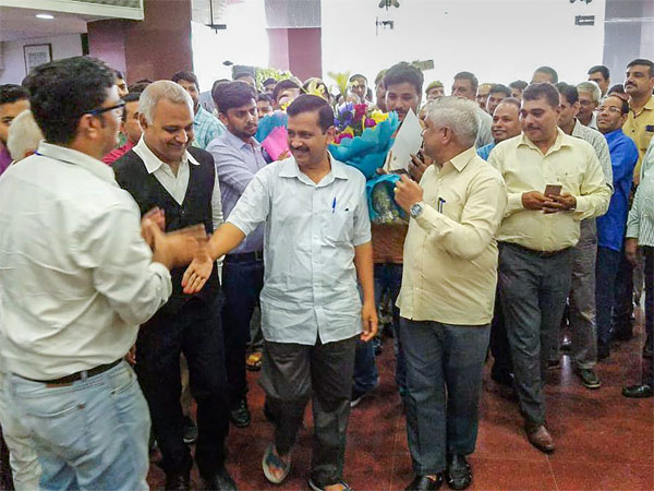 Delhi Chief Minister Arvind Kejriwal being welcomed by government and staff at Delhi Secretariat, in New Delhi Delhi Chief Minister Arvind Kejriwal being welcomed by government and staff at Delhi Secretariat, in New Delhi