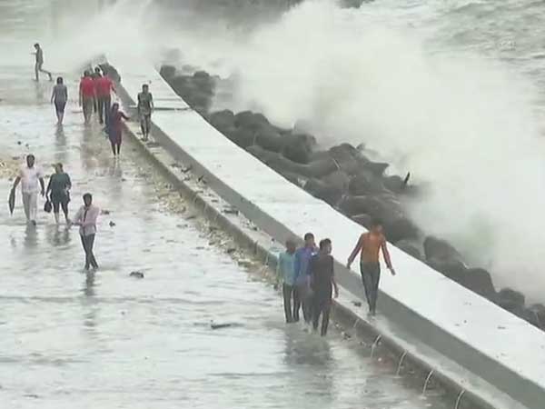 High tide in Mumbai as heavy rain lashes the city; BMC on alert High tide in Mumbai as heavy rain lashes the city; BMC on alert