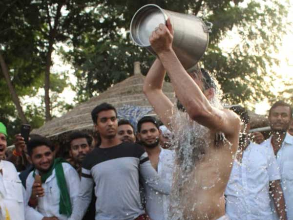 Tej Pratap Yadav takes bath at Dalit home in Mahua, shares pics on Twitter Tej Pratap Yadav takes bath at Dalit home in Mahua, shares pics on Twitter