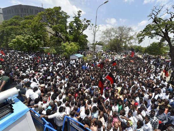 DMK party workers throng Rajaji Hall