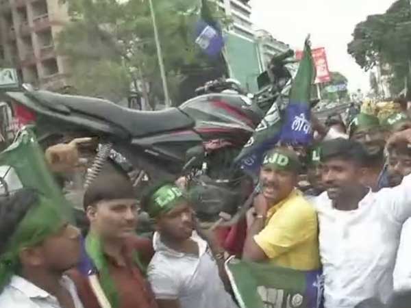 Rail, road traffic hit in Bihar