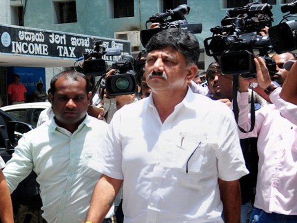 DK Shivakumar at I-T office
