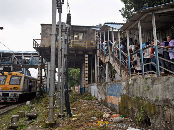 A view of the Elphinstone railway station's foot over bridge