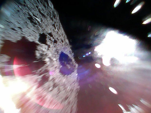 How did Japanese space robots land on an asteroid?