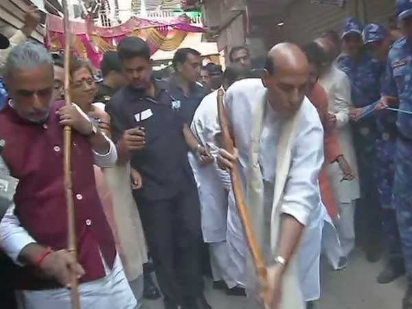 Rajnath Singh takes part in ‘Swachhta Hi Sewa' campaign