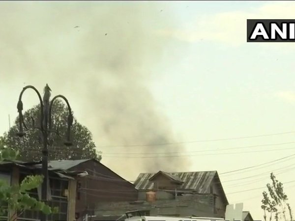 Encounter underway between security forces & terrorists in Fateh Kadal area of Srinagar. Courtesy: ANI News Encounter underway between security forces & terrorists in Fateh Kadal area of Srinagar. Courtesy: ANI News