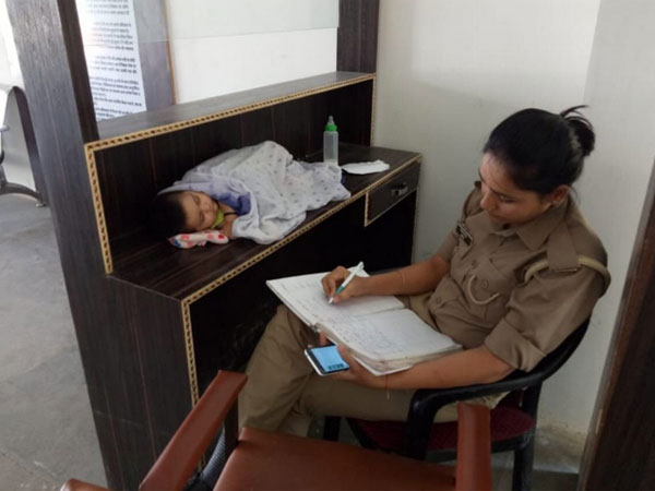 Twitterati salutes woman cop who does duty with little daughter by her side Twitterati salutes woman cop who does duty with little daughter by her side