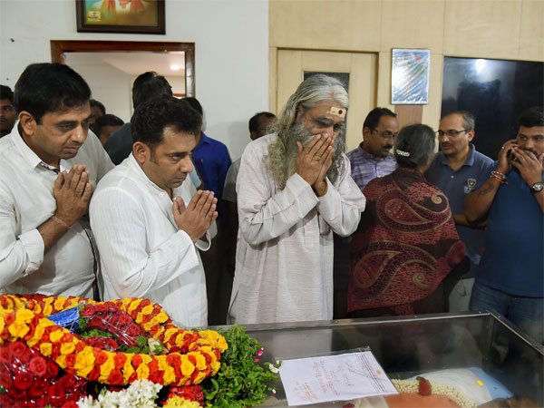 People pays their last respects