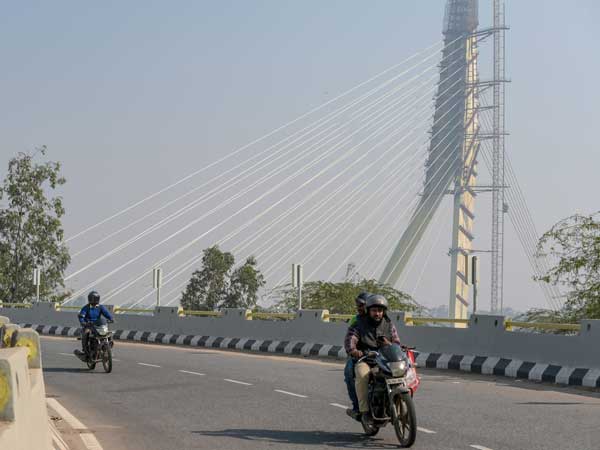 Delhis Signature Bridge: 12 traffic cops stationed from 8am-8pm to avoid accidents Delhis Signature Bridge: 12 traffic cops stationed from 8am-8pm to avoid accidents