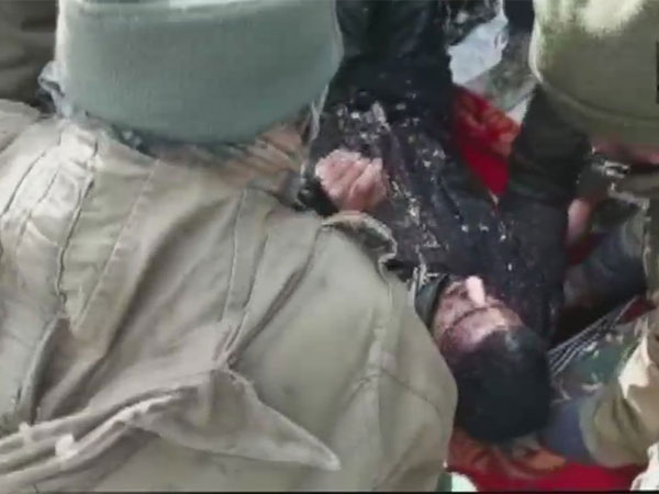 Avalanche in Jammu and Kashmir: Two policemen rescued, efforts on to save remaining 8 Avalanche in Jammu and Kashmir: Two policemen rescued, efforts on to save remaining 8