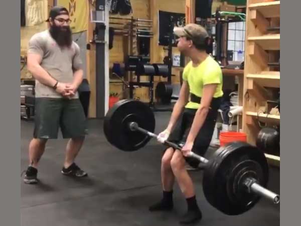 Video: Man with cerebral palsy lifts weight worth 200 pounds; earns Schwarzenegger’s praise Video: Man with cerebral palsy lifts weight worth 200 pounds; earns Schwarzenegger’s praise