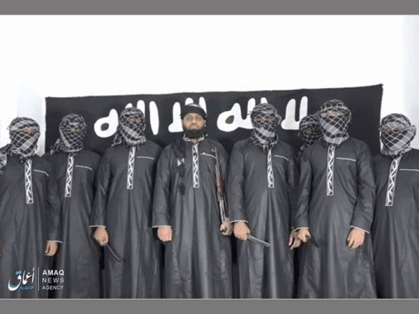  Sri Lanka blasts: Watch ISIS bomber patting young girls head seconds before he blew himself