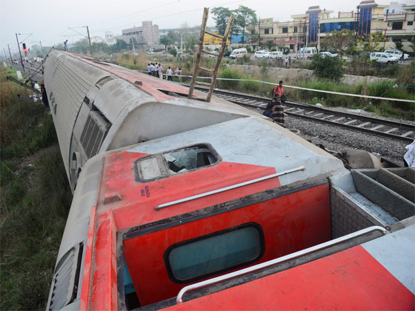 The derailed Howrah-New Delhi Poorva Express near Rooma railway station, about 20 km from Kanpur The derailed Howrah-New Delhi Poorva Express near Rooma railway station, about 20 km from Kanpur
