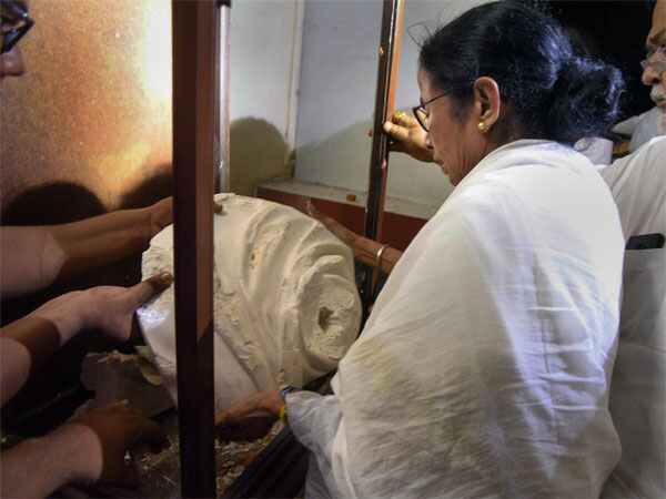 West Bengal CM Mamata Banerjee inspects the vandalised statue of Ishwar Chandra Vidyasagar West Bengal CM Mamata Banerjee inspects the vandalised statue of Ishwar Chandra Vidyasagar