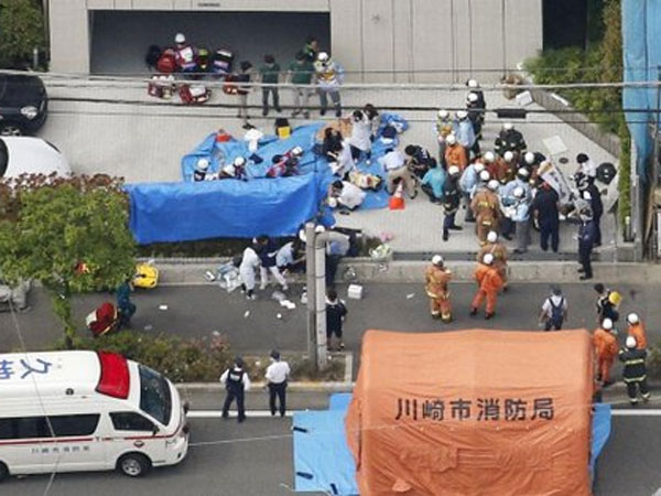 2 dead, many including school children injured in Japan mass stabbing 2 dead, many including school children injured in Japan mass stabbing