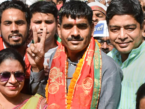 SC asks EC to examine Tej Bahadur Yadav’s plea against rejection of his candidature in Varanasi SC asks EC to examine Tej Bahadur Yadav’s plea against rejection of his candidature in Varanasi